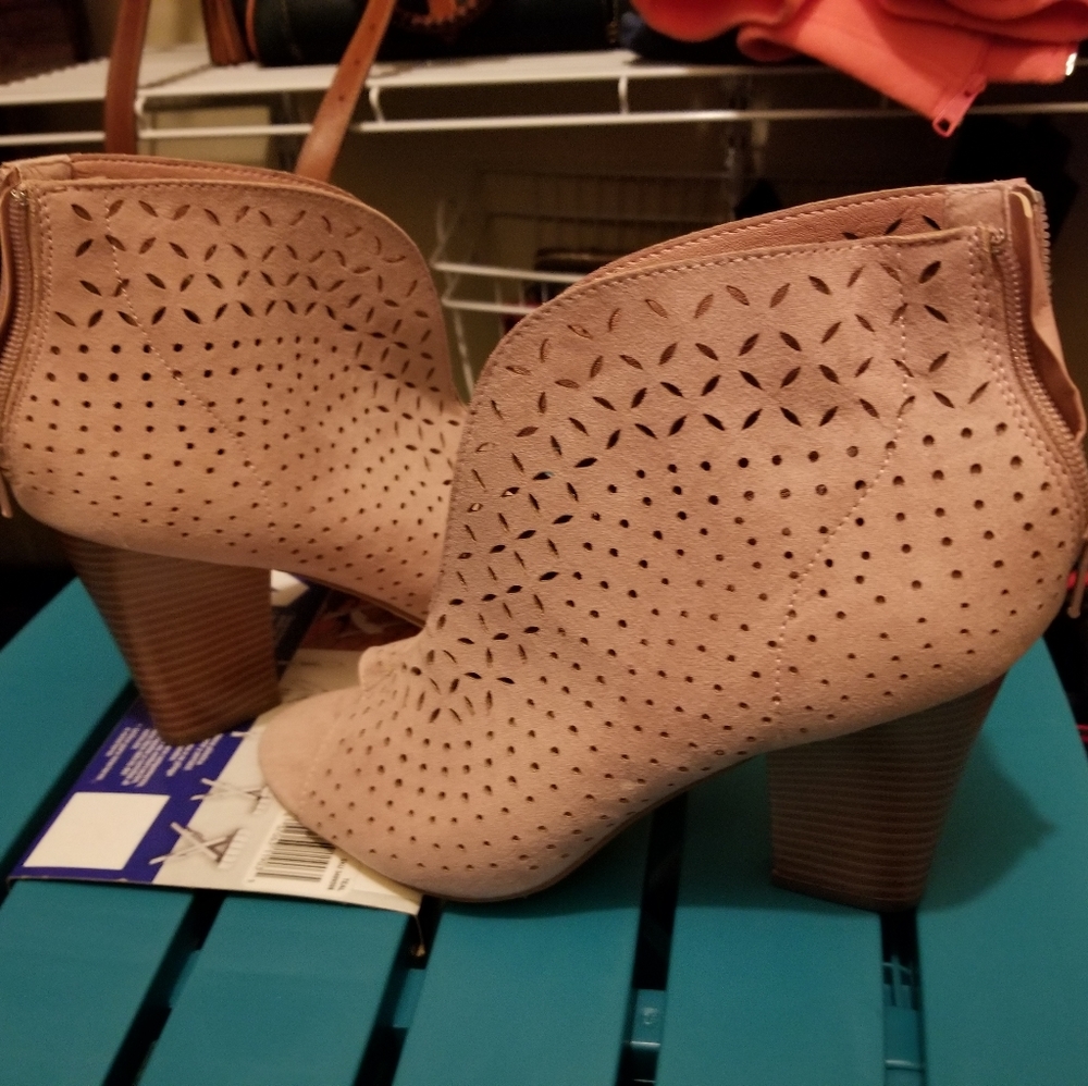 Peep toe pumps